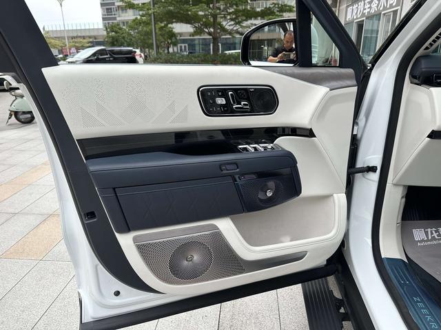 ZEEKR 9X 2025 Hyper 70kWh Automatic